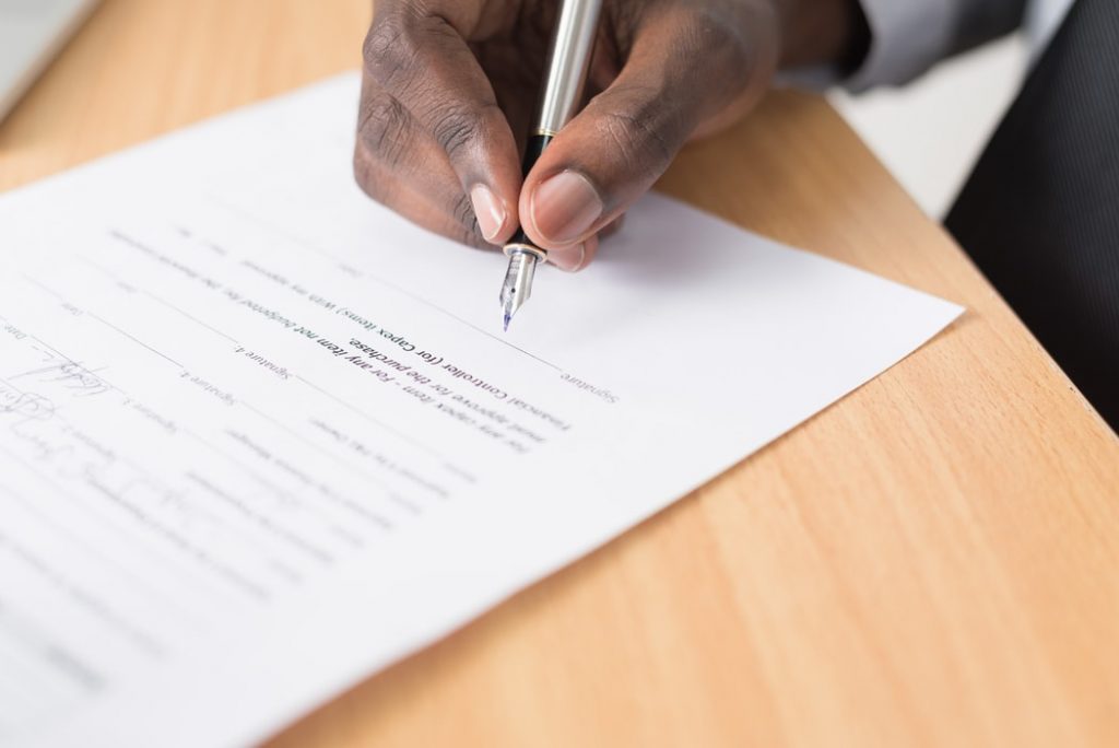 Person signing a dosument should know about moving contracts